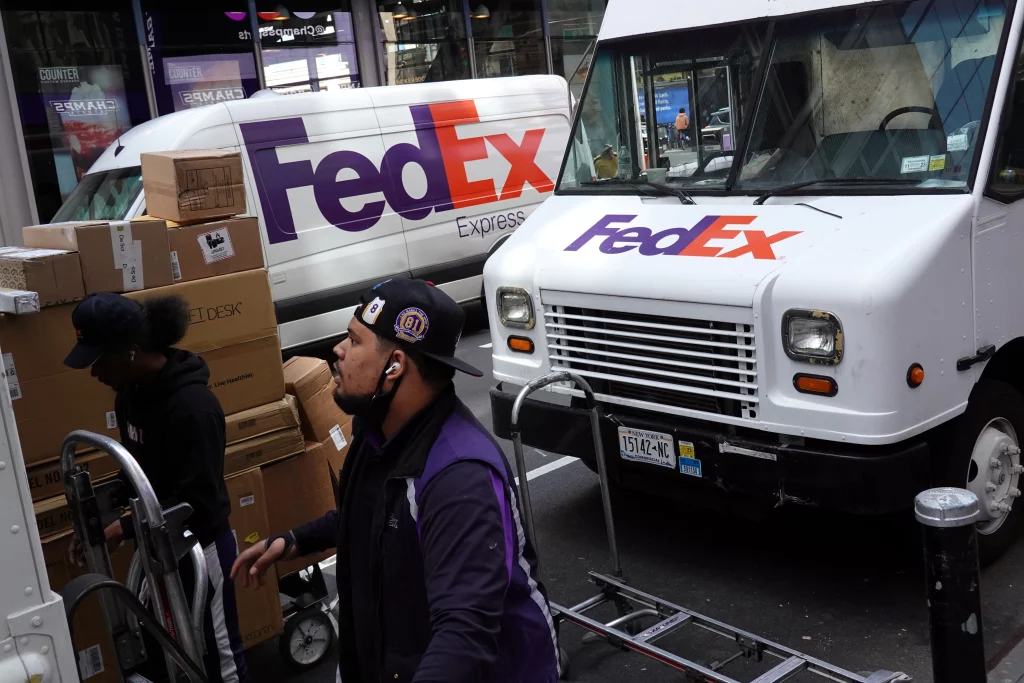 paquete en proceso de despacho aduanero fedex